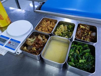 硬核配餐 一小時下線兩千斤米飯，鄭州企業以“媽媽的味道”打造餐飲管理新標桿